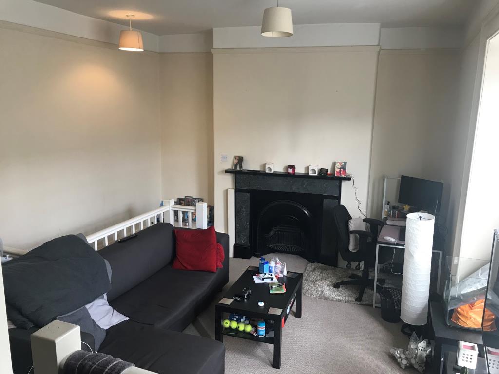 Lot: 75 - TOWN CENTRE FLAT FOR INVESTMENT -